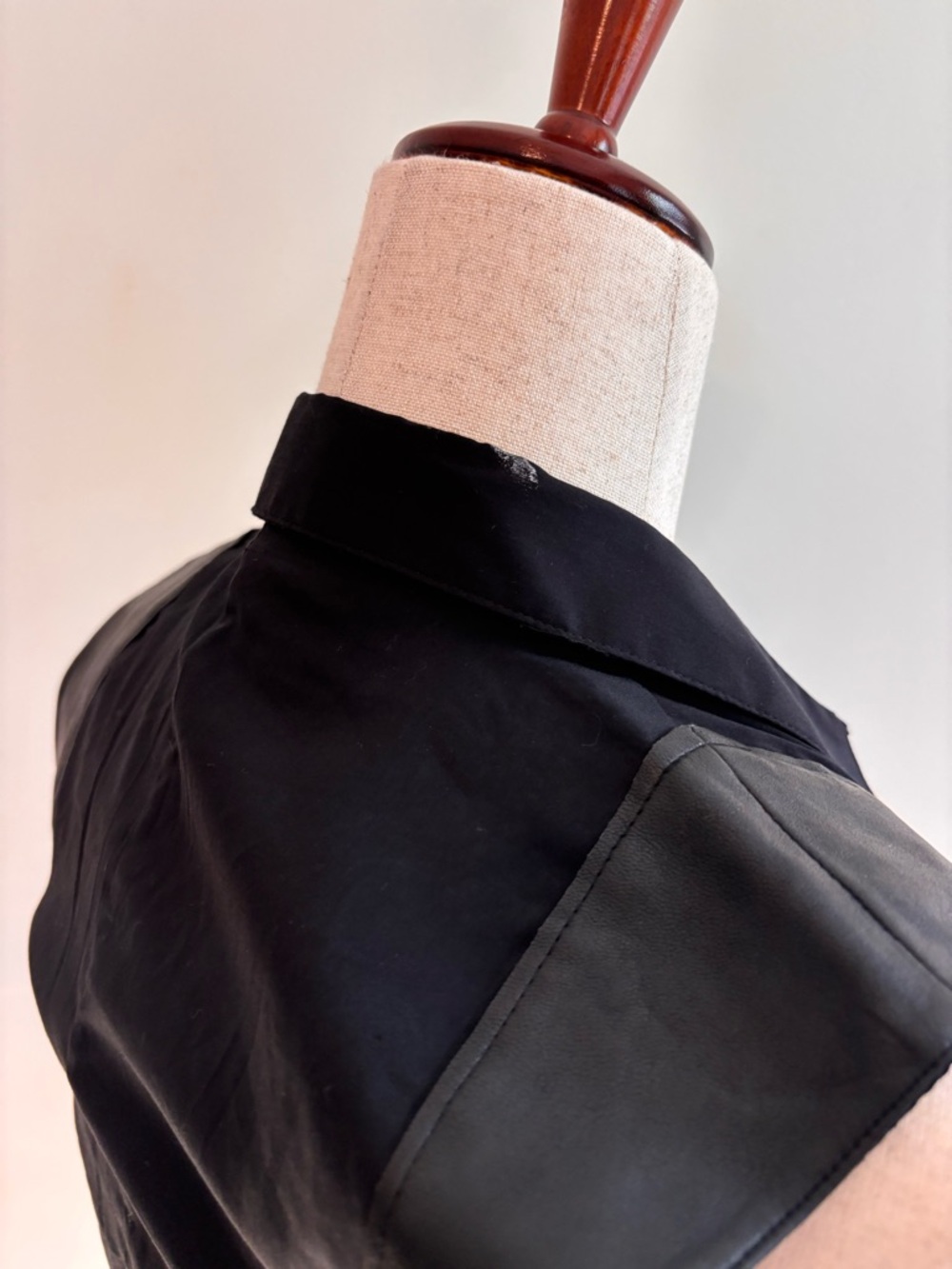Bailey 44 Black button down sleeveless blouse with faux leather Small - Picture 4 of 10